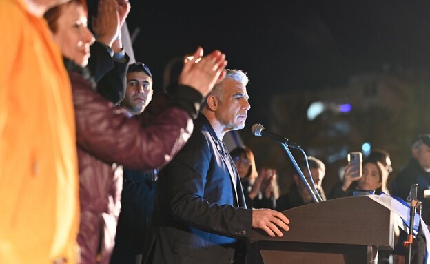 יאיר לפיד נואם בהפגנה בנתניה (צילום: אלעד גוטמן)
