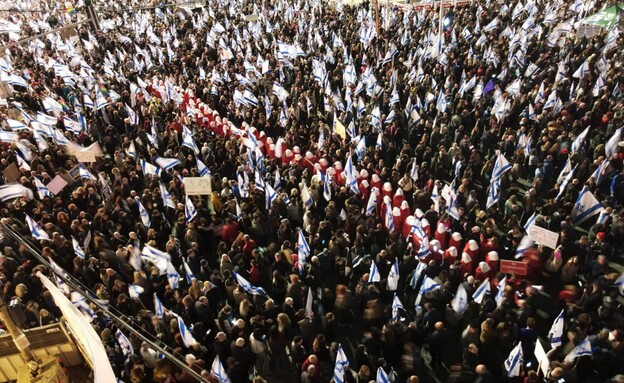 הפגנה נגד המהפכה המשפטית בתל אביב (צילום: reuters)