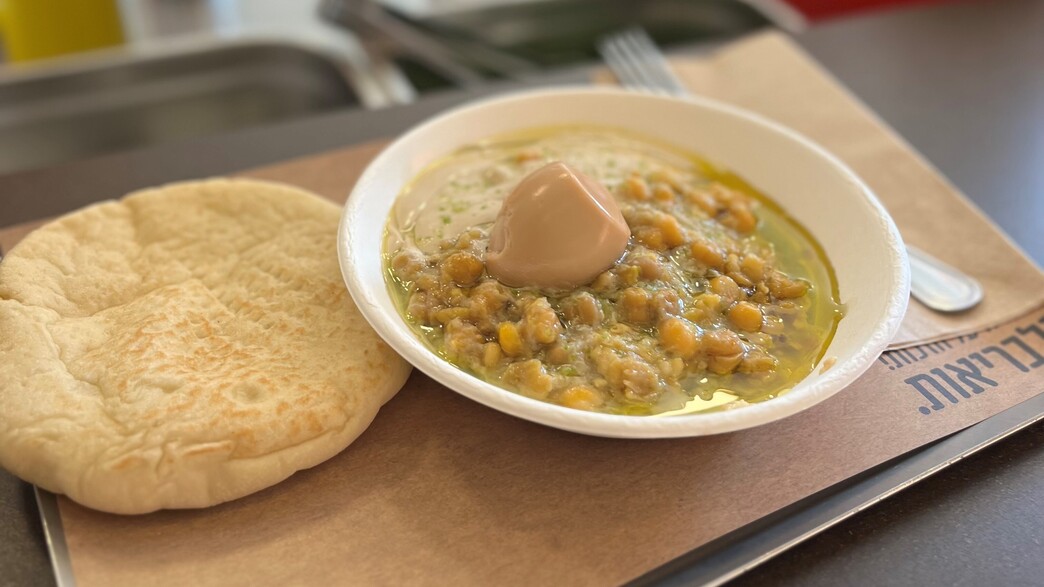 החומוס של ג'ינג'י. 33 שקלים בלי ביצה החומוס של ג'ינג'י. 33 שקלים בלי ביצה