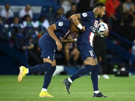 ניימאר חוגג שוויון. מנקודות האור הבודדות של פ.ס.ז' (GETTY)