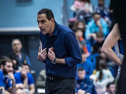 ערב חלש של הקבוצה שלו. אהרוני (עודד קרני)