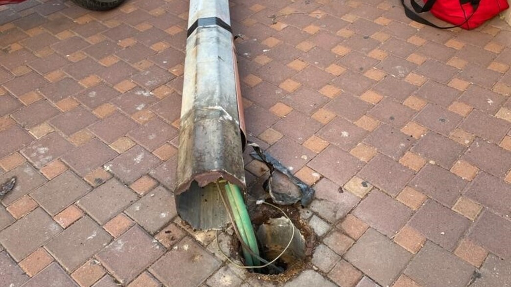 עמוד התאורה נפל על טלי עמוד התאורה נפל על טלי