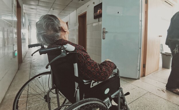 חולה, כיסא גלגלים (צילום: Harry cao, unsplash)