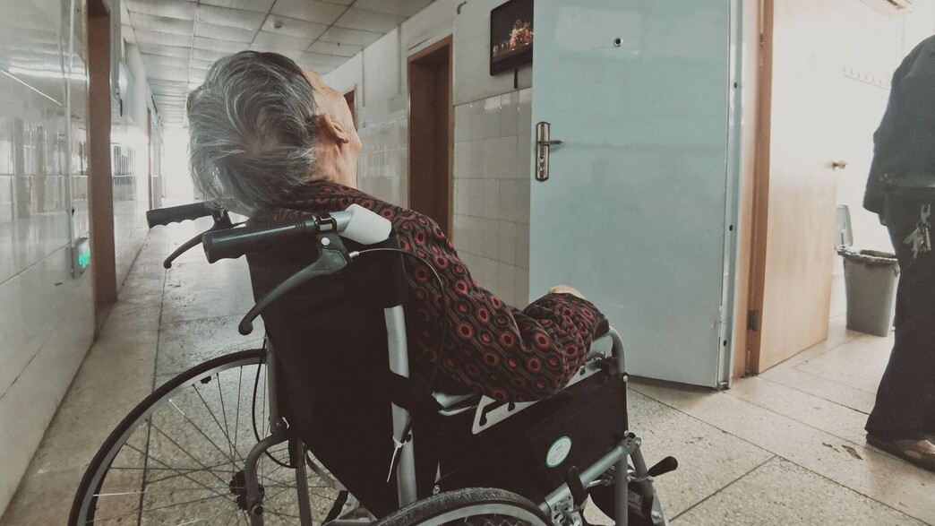 חולה, כיסא גלגלים (צילום: Harry cao, unsplash)