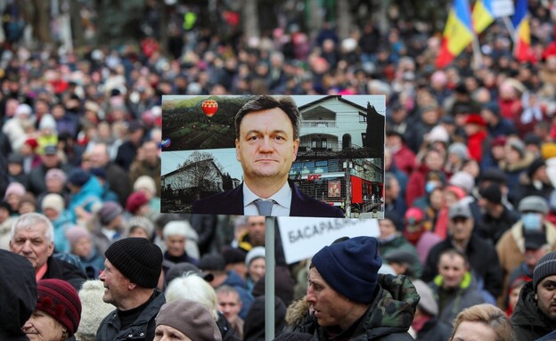 Des manifestants avec la photo du Premier ministre de Moldavie lors de la manifestation de l'Op (Photo : Reuters)