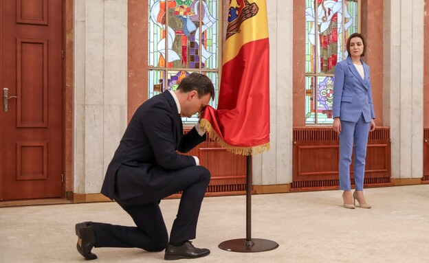 Le Premier ministre moldave Dorin Rachan prête serment, en arrière-plan (Photo : Reuters)