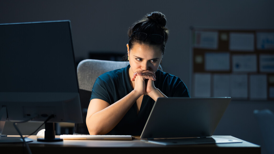 אילוסטרציה. אישה מתוסכלת מול לפטופ אילוסטרציה. אישה מתוסכלת מול לפטופ