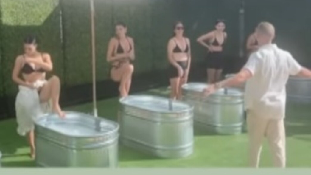 קים קרדשיאן באמבטיית מי קרח (צילום: יוטיוב )