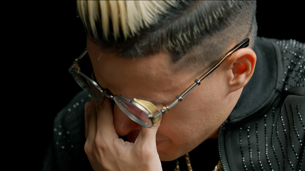 לירז בוכה כשהוא צופה בחתונה לירז בוכה כשהוא צופה בחתונה