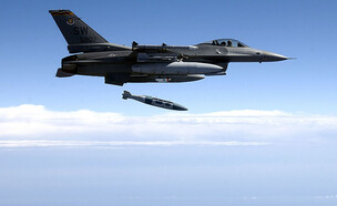 מטוס קרב, הטיל והערכה (צילום: Michael Ammons/U.S. Air Force/GettyImages)