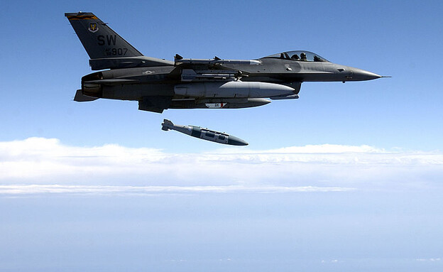 מטוס קרב, הטיל והערכה (צילום: Michael Ammons/U.S. Air Force/GettyImages)