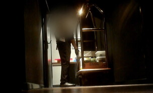 עובדים מכינים אוכל בחדרים במלון בראון