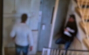 שני אחים תועדו פורצים לבתים (צילום: מצלמות אבטחה)