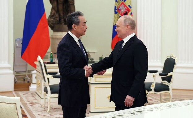פוטין עם הדיפלומט הסיני הבכיר וונג יי (צילום: AP)