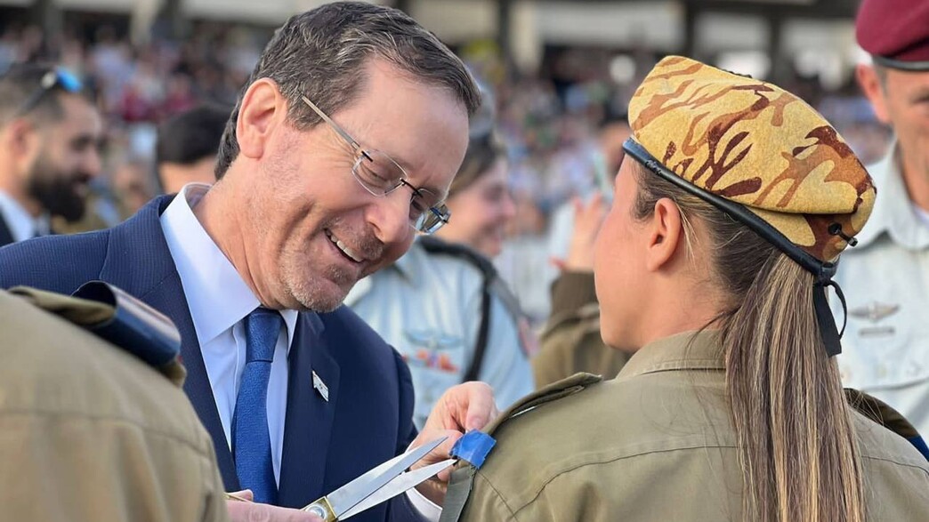 הנשיא הרצוג נואם בטקס סיום בה"ד אחד