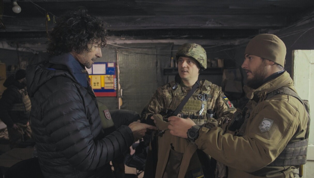 איתי אנגל בחזית המלחמה באוקראינה (צילום: עובדה)