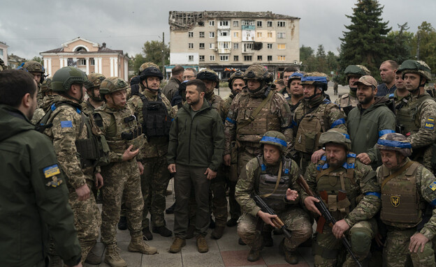 זלנסקי עם חיילים לאחר טקס הנפת דגל באיזיום. צילום: (צילום: AP)