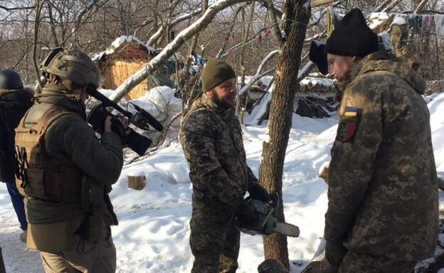 ניקולא מצלם חיילים בחזית (צילום: חדשות  12, החדשות 12)