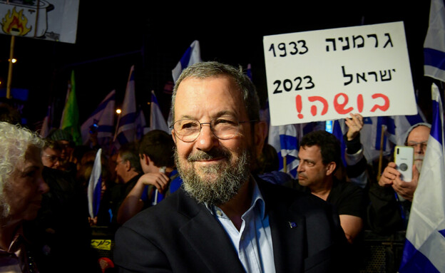 אהוד ברק בהפגנה בתל אביב (צילום: אבשלום שושני, פלאש 90)