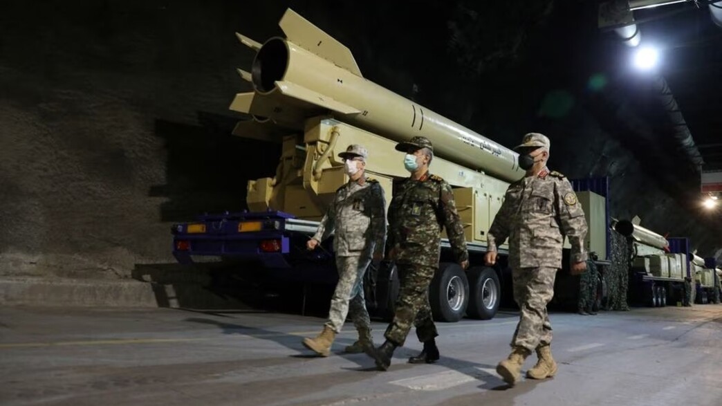 מפקד זרוע האוויר והחלל במשמרות המהפכה ליד טיל השיו