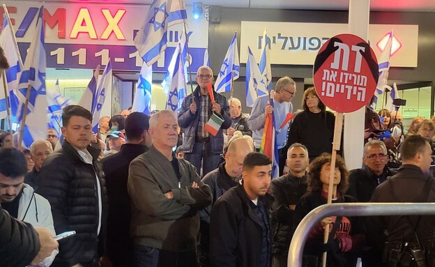גנץ במחאה נגד המהפכה המשפטית, חיפה