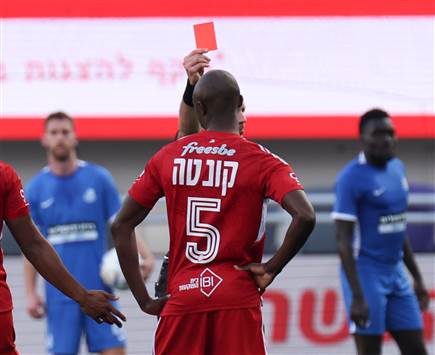 קונטה ספג כרטיס אדום (צילום: דני מרון)