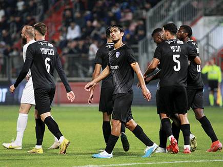 עם הפנים קדימה (קובי אליהו)