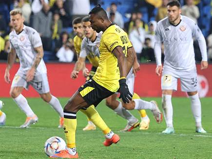 נגיעת יד של איפולה שלחה את טוומאסי לנקודה הלבנה (ברני ארדוב)