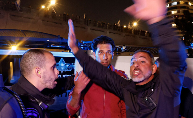 מעצר מפגין בהפגנה נגד המחאה המשפטית בתל אביב (צילום: רויטרס)