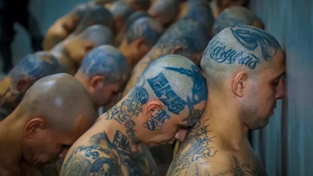 אסירי הכנופיות בבית הכלא באל סלוודור