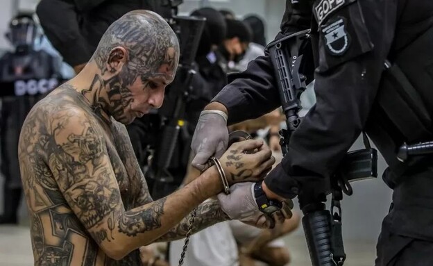 אסירי הכנופיות בבית הכלא באל סלוודור (צילום: רויטרס)