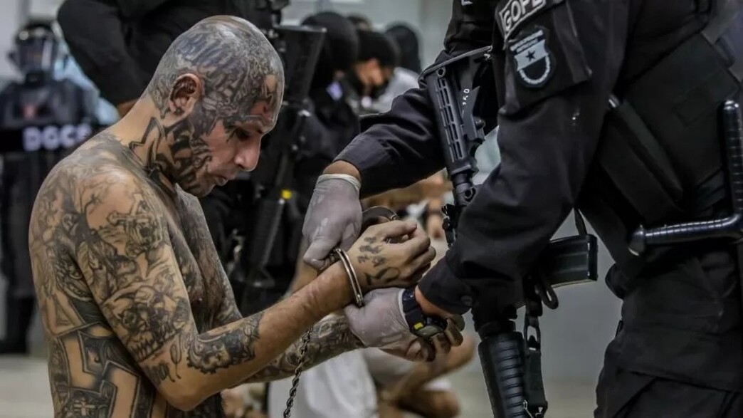 אסירי הכנופיות בבית הכלא באל סלוודור