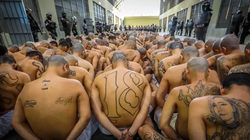 אסירי הכנופיות בבית הכלא באל סלוודור