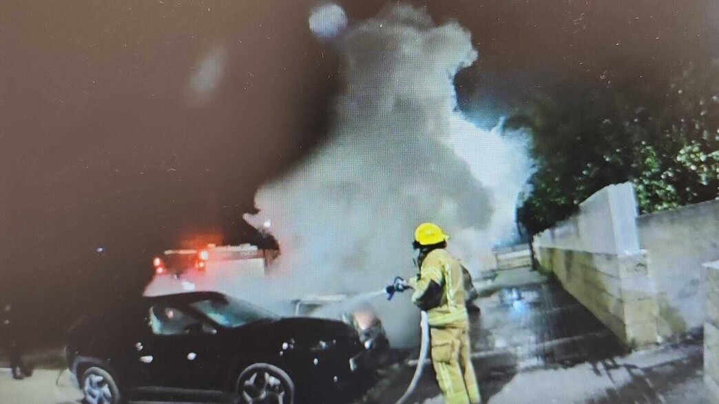 רכבו של מנהל בית הספר עולה באש