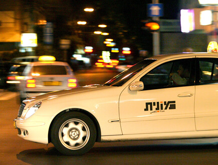 נהג מונית מאשקלון מואשם במעשה מגונה בכוח בנערה בת 17