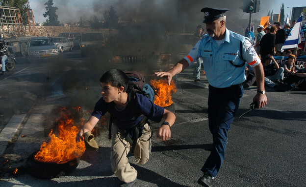 חסימת והצתת כבישים (צילום: פלאש 90)