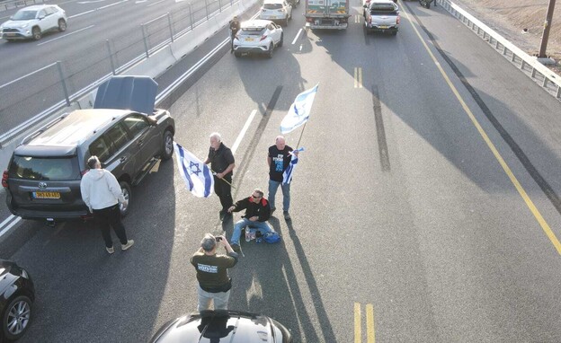 מפגינים חוסמים את כביש 1 (צילום: דב גזית)