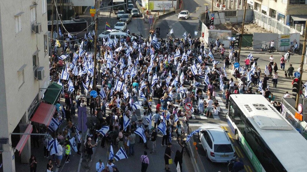 מפגינים בתל אביב, אבן גבירול  (צילום: זהר טל)