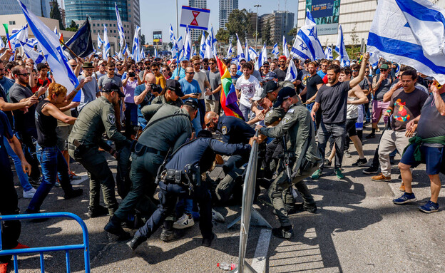 מפגינים פורצים את המחסומים (צילום: אריק מרמור, פלאש 90)