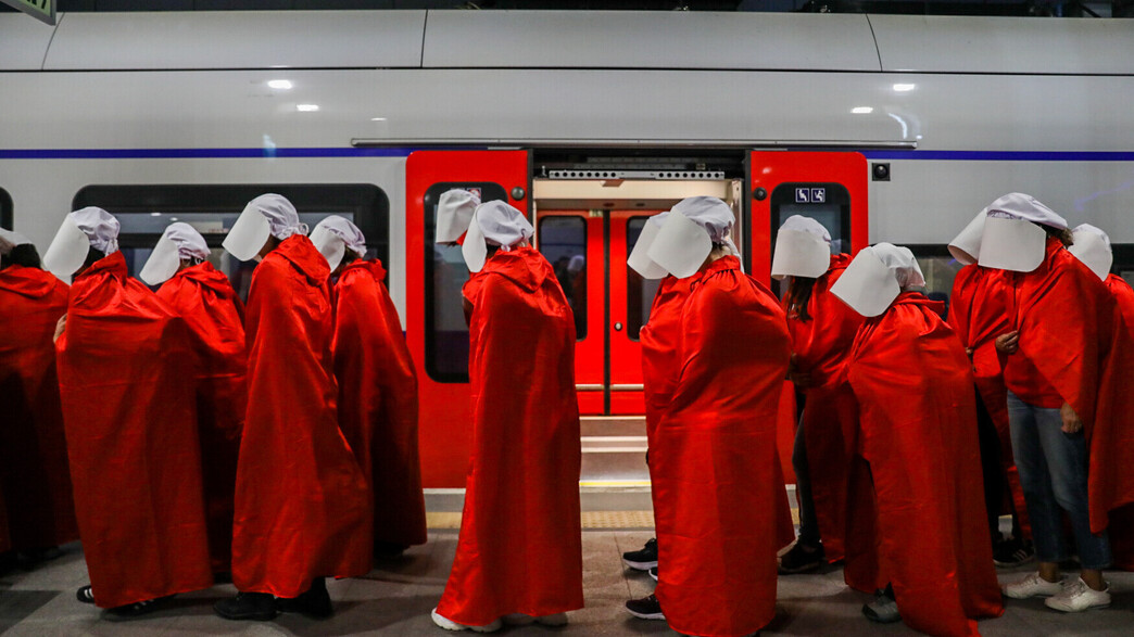 מפגינות מחופשות לשפחות ברכבת מפגינות מחופשות לשפחות ברכבת