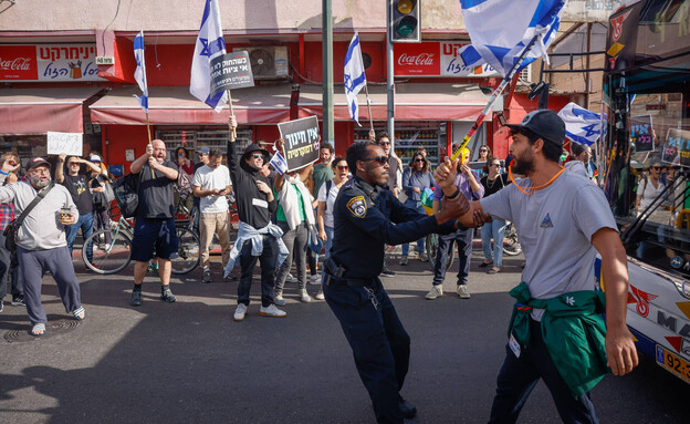 מפגינים חוסמים את הכבישים בתל אביב (צילום: אריק מרמור, פלאש 90)