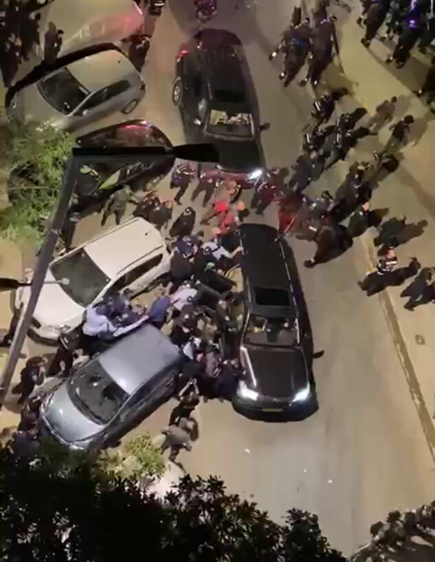 רגע החילוץ של שרה נתניהו מהמספרה (צילום: רייצל פינק)