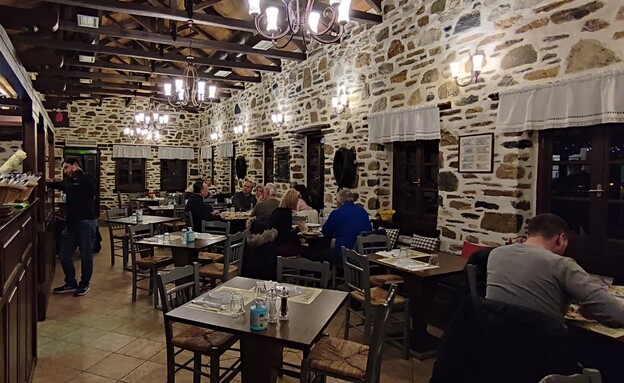 מסעדה במרחק הליכה בכפר מקריניצה (צילום: אור שפירא)