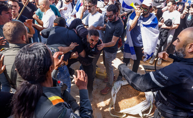 עימותים אלימים בהפגנות בתל אביב (צילום: אריק מרמור, פלאש 90)