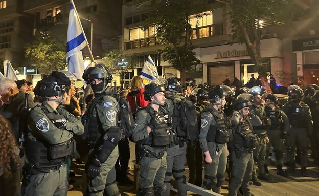 כוחות בכיכר המדינה מחוץ למספרה של שרה נתניהו