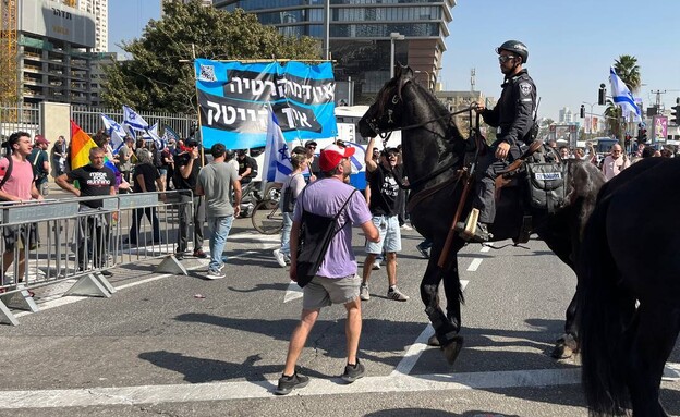 מפגינים ושוטרים על סוסים במחלף השלום (צילום: ליאור באקאלו, tech12)