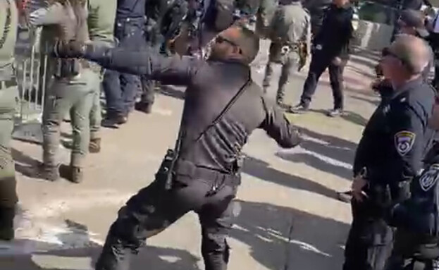 שוטר זורק רימון הלם בהפגנה בת"א