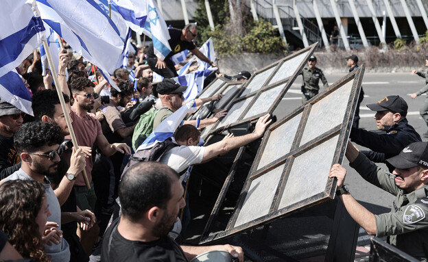 מפגינים נגד הרפורמה מתעמתים עם המשטרה בתל אביב (צילום: Ilia Yefimovich/picture alliance via Getty Images)