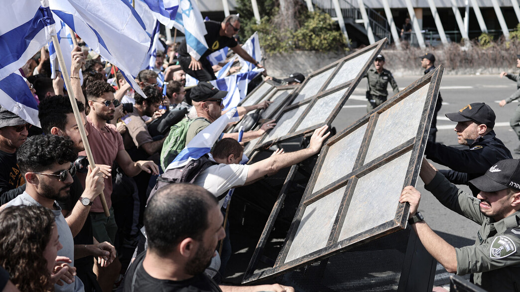 מפגינים נגד הרפורמה מתעמתים עם המשטרה בתל אביב מפגינים נגד הרפורמה מתעמתים עם המשטרה בתל אביב