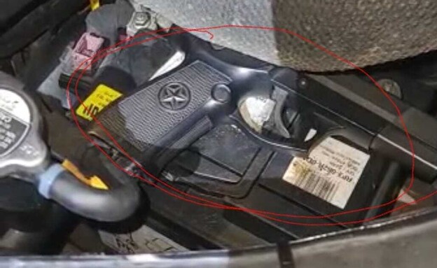 האקדח שאותר ברכב החשוד (צילום: דוברות המשטרה)